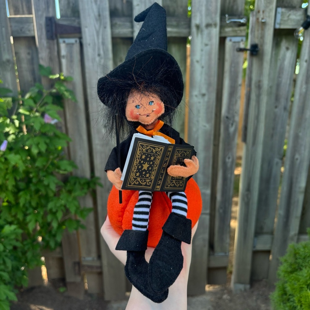 Annalee Dolls 2012 Witch Kid On Pumpkin